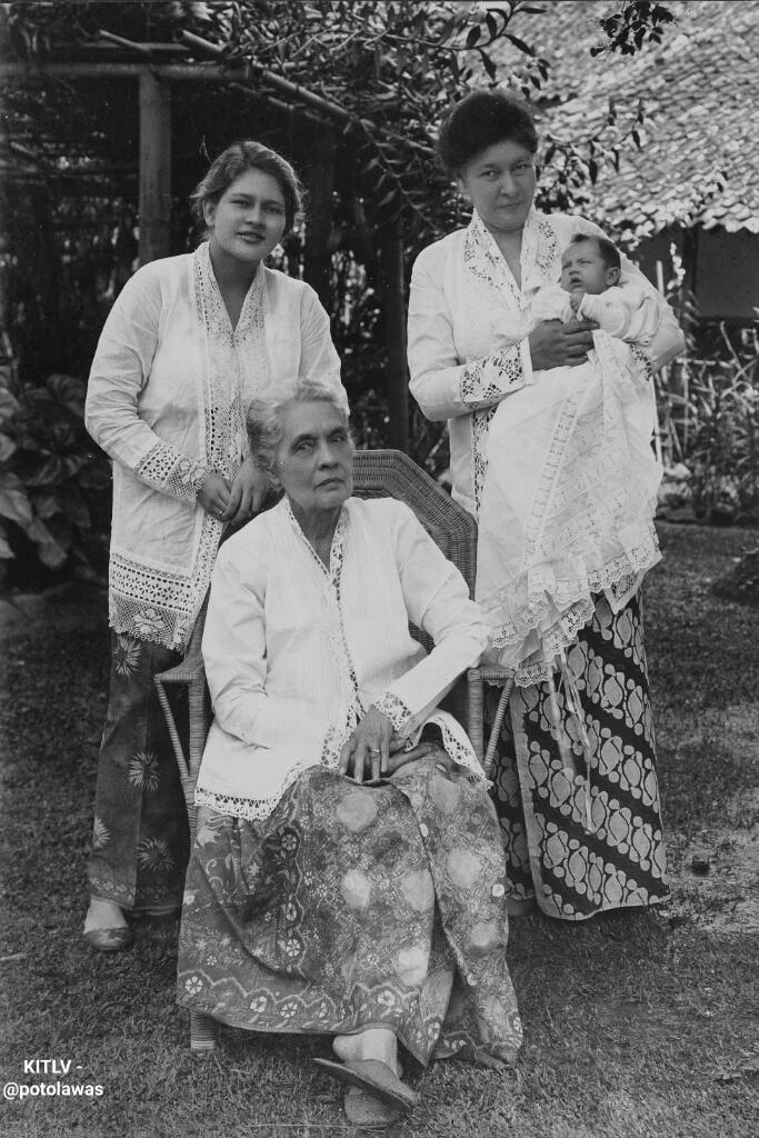 Noni Berkebaya Batik