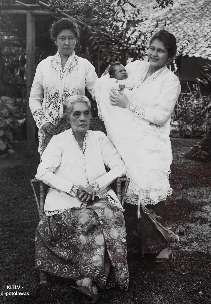 Noni Berkebaya Batik
