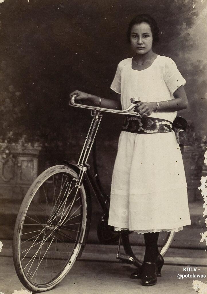 Noni Belanda Dengan Sepeda