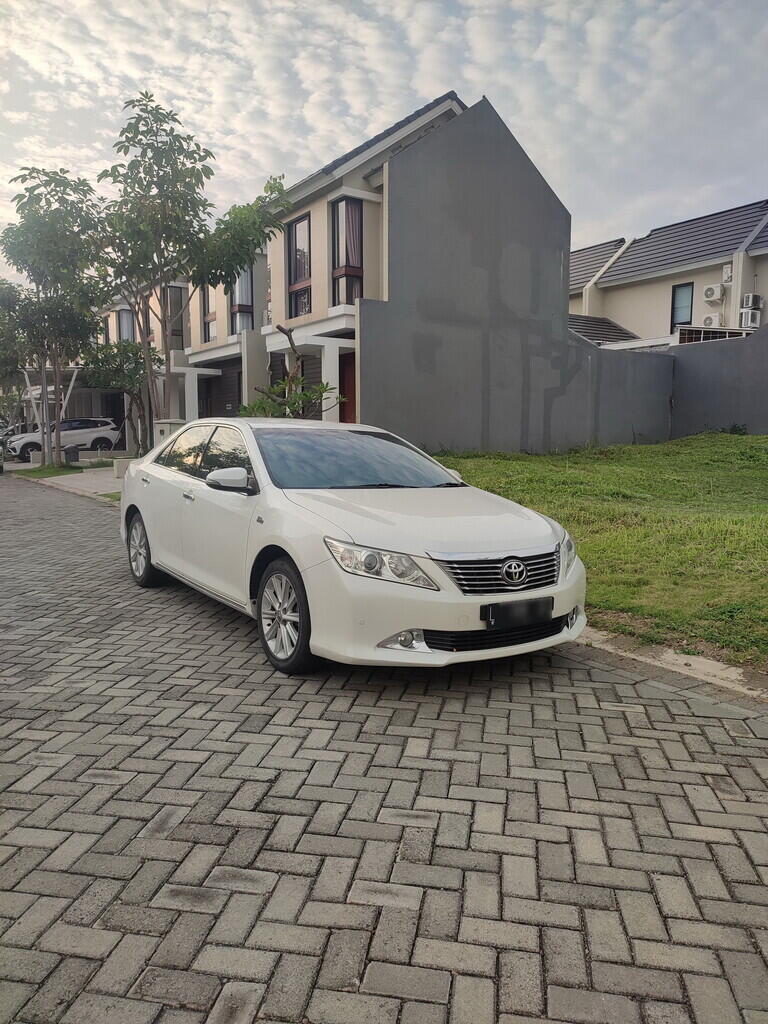 Jual toyota camry 2.5V 2013 putih metalik terawat surabaya