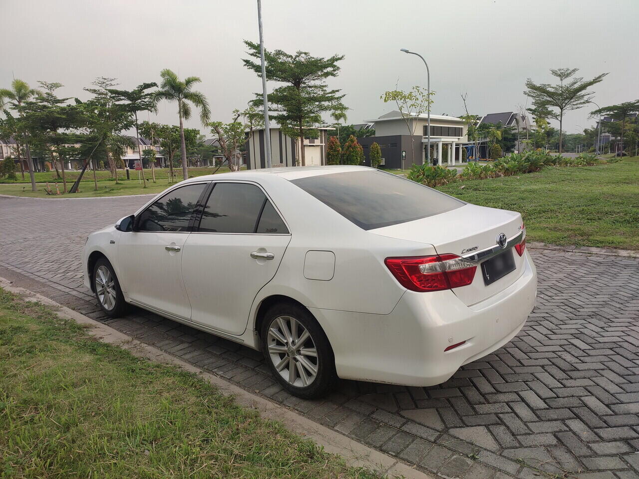 Jual toyota camry 2.5V 2013 putih metalik terawat surabaya