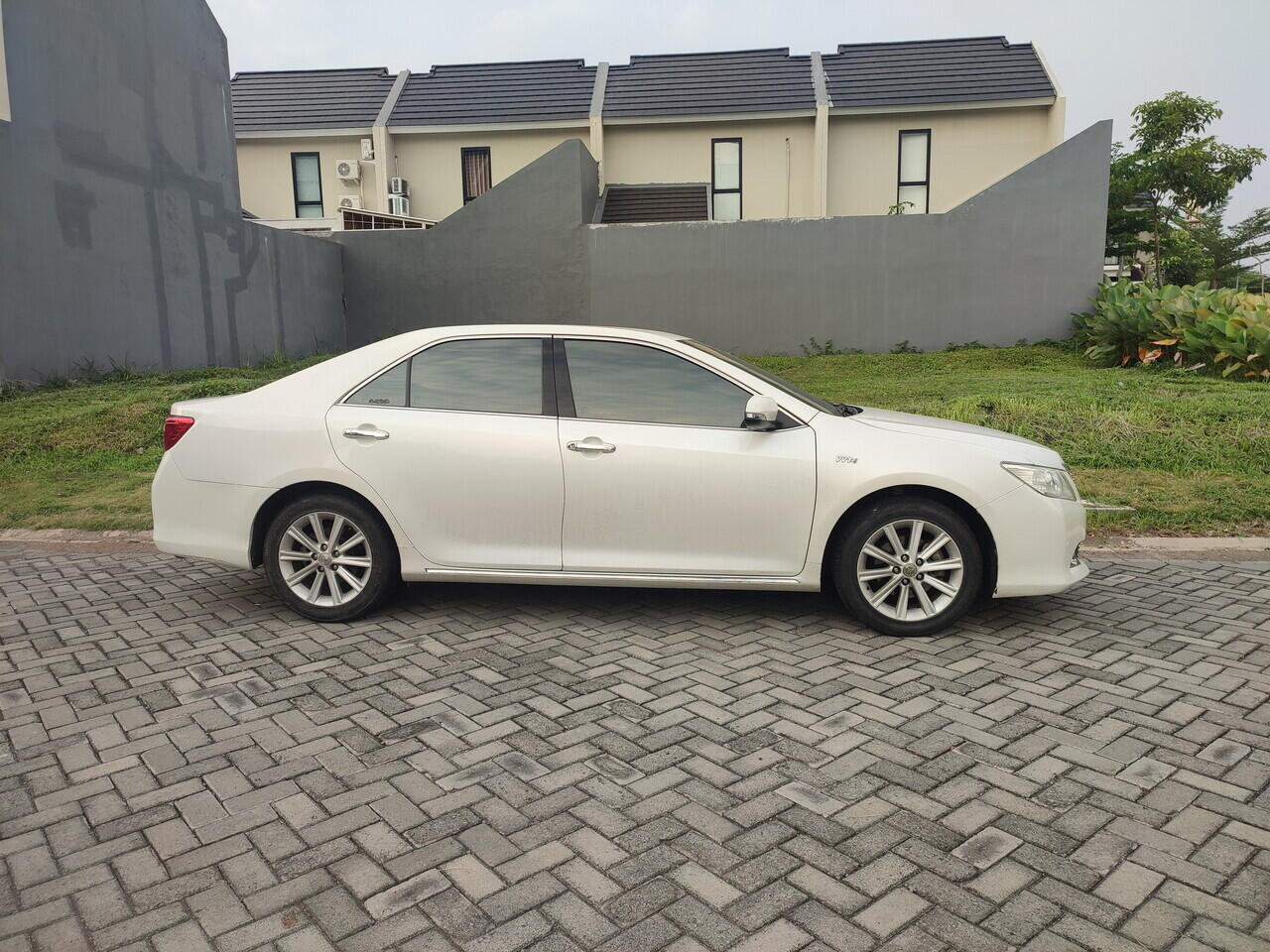 Jual toyota camry 2.5V 2013 putih metalik terawat surabaya