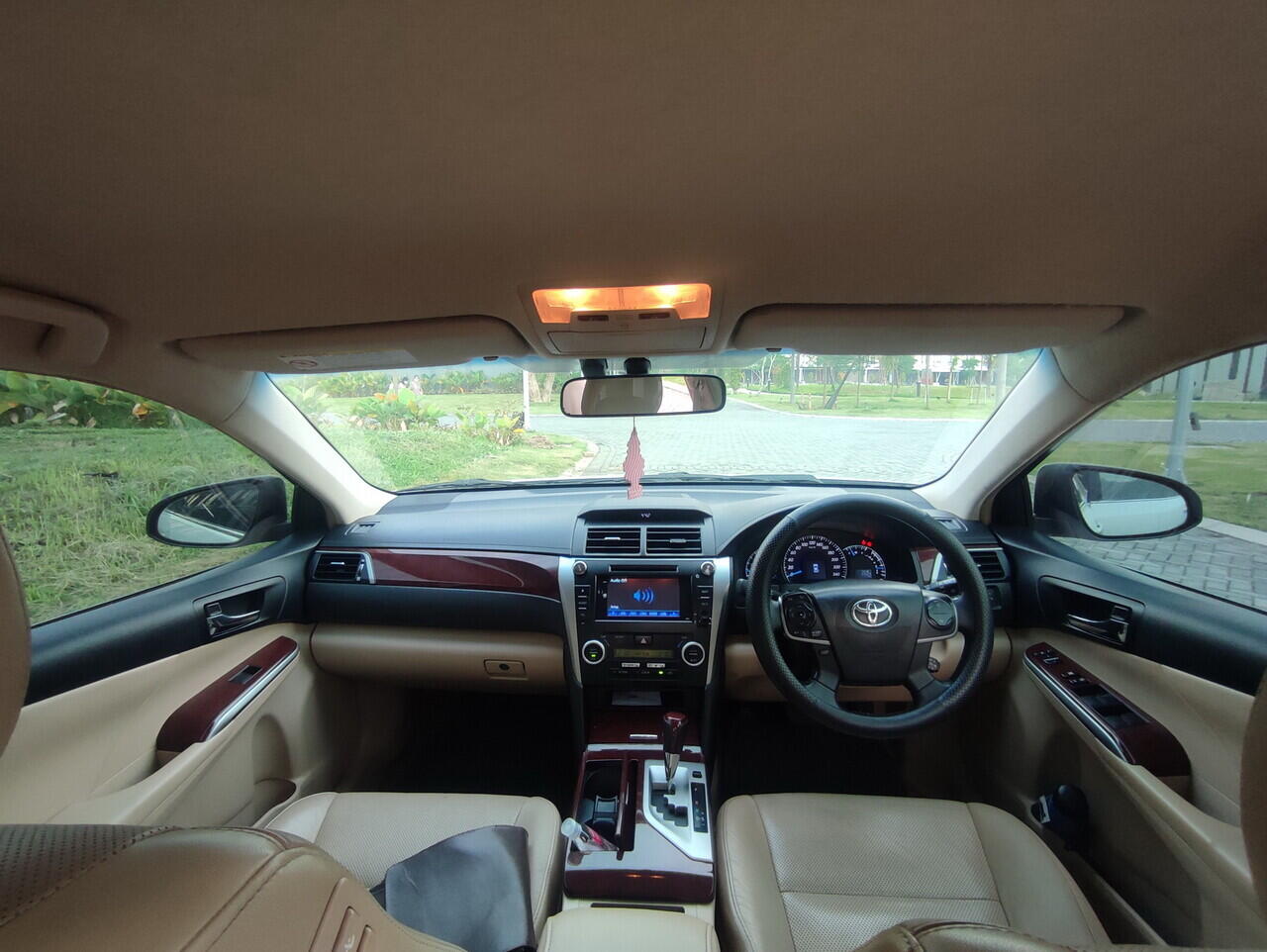 Jual toyota camry 2.5V 2013 putih metalik terawat surabaya