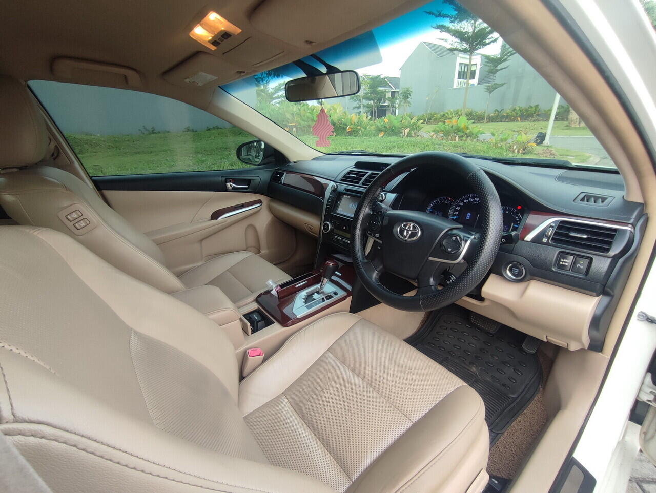 Jual toyota camry 2.5V 2013 putih metalik terawat surabaya
