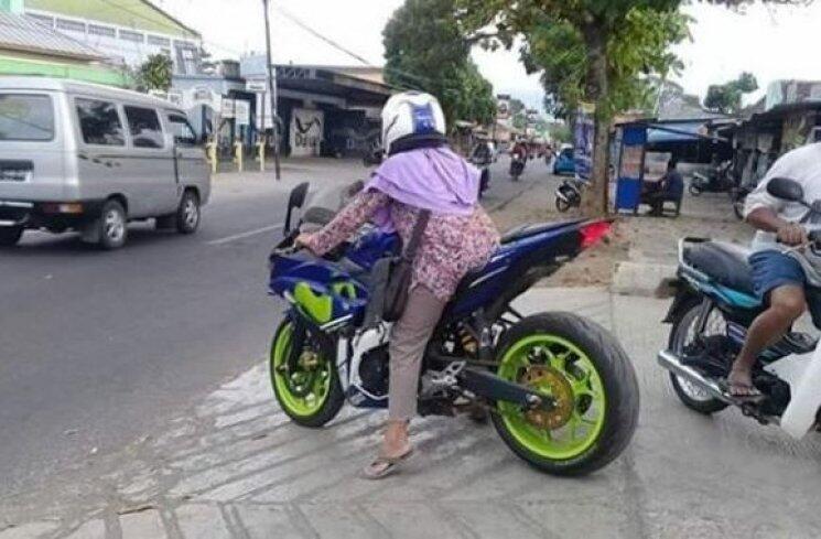 Kumpulan Potret Absurd Emak-emak Saat Mengendarai Motor di Jalan