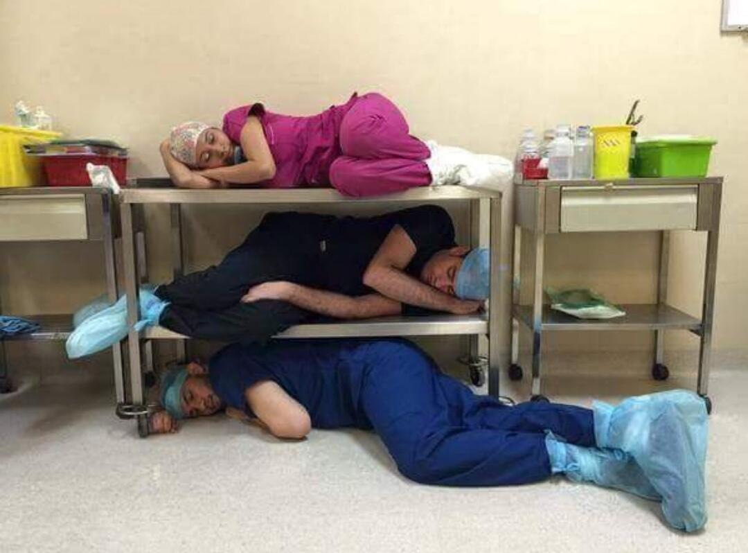 7 Potret yang Menunjukan Lelahnya Bekerja di Dunia Medis, Jangan Sepelekan Mereka