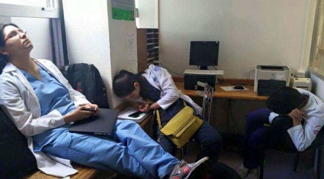 7 Potret yang Menunjukan Lelahnya Bekerja di Dunia Medis, Jangan Sepelekan Mereka