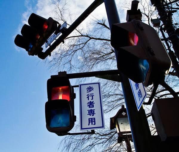 Di Jepang Lampu Merah Nggak Ada Warna Hijau, Trus Kapan Jalannya? (Temen Bingung)