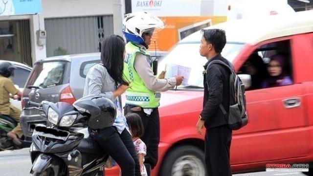 Viral Polisi Terima Uang 'Damai' dan Ancam Warga dengan UU ITE di Tol Bocimi