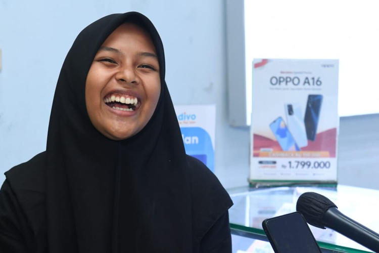 HP Baru untuk Sabrila dari Presiden Jokowi...