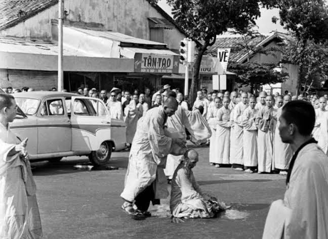 Sejarah Thich Quang Duc, Biksu Yang Bakar Diri Dalam Aksi Protes!