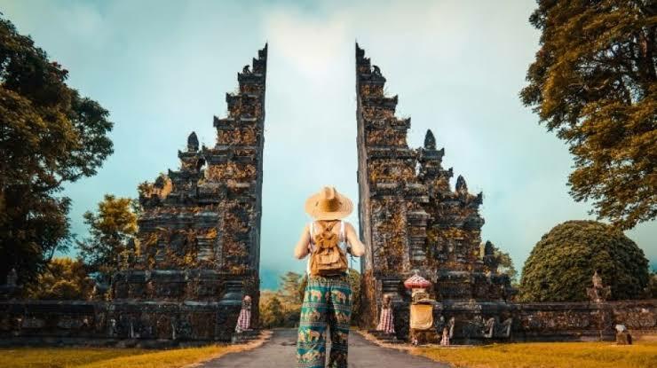 6 Kebiasaan Orang Indonesia Yang Bikin Bule Heran! Apa Sajakah Itu?