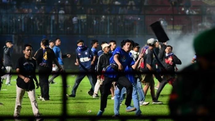 10 Mobil Polisi Hancur Saat Rusuh Tanding Arema FCVs Persebaya di Stadion Kanjuruhan