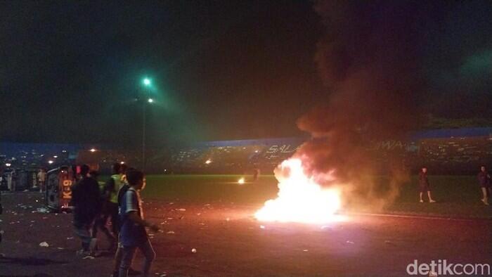 Selain Rusak Mobil Polisi, Suporter Arema FC Juga Bakar Barang-barang di Stadion