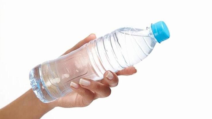 Inilah Alasan Kenapa Botol Air Mineral Selalu Ada Lengkungannya (Nyadar Nggak, Gan?)