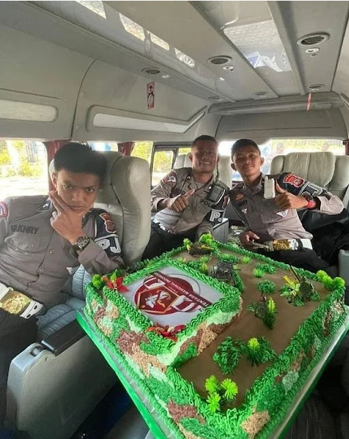 Viral Video Hina HUT TNI dengan Menjilat Kue, Oknum Polisi Dihukum Merangkak di Aspal