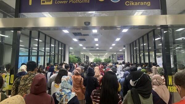 Netizen Ramai Curhat Kerasnya Perjuangan Hidup di Stasiun Manggarai

