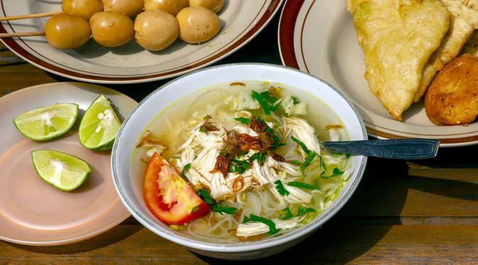 Memeras jeruk asam ke dalam semangkuk Mie atau Soto panas, Salah.
