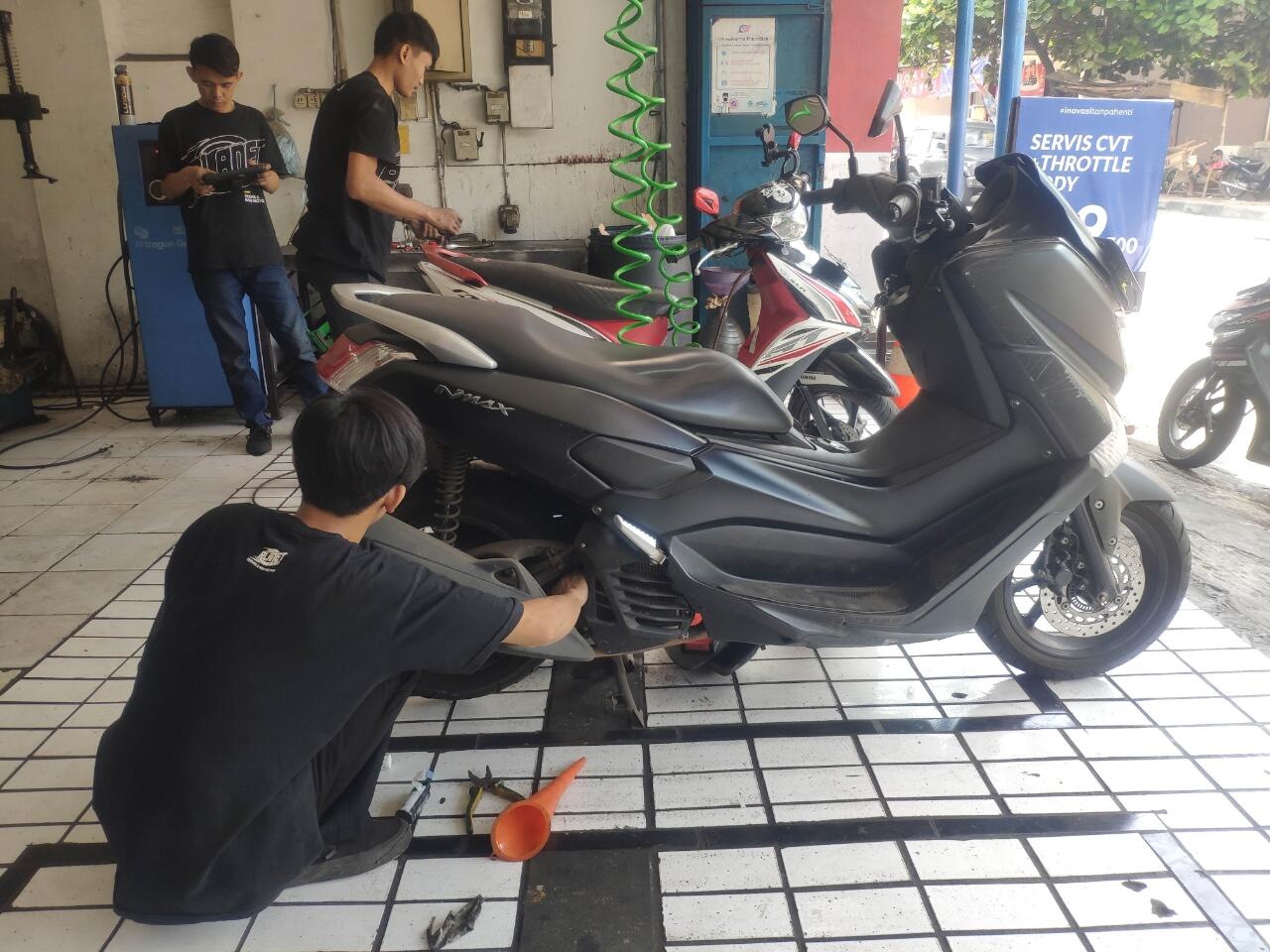 Review Service Motor dan Ganti Oli Ester di Bengkel Planet Ban