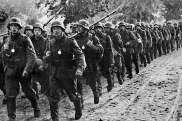 JUTAAN TENTARA JERMAN MENYERANG POLANDIA