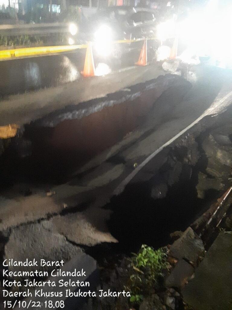 Ruas Jalan RA Kartini Cilandak Amblas,Pengendara Diminta Hati-Hati & Cari Jalur