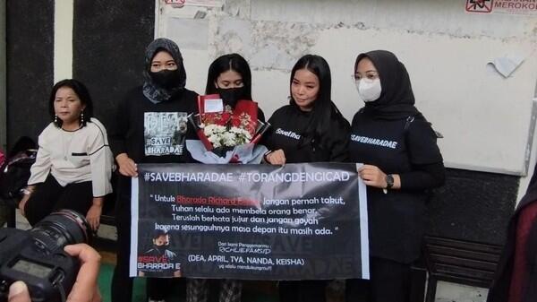 4 Wanita Datangi PN Jaksel, Ngaku Fans dan Berharap Bharada E Bebas