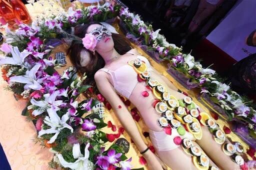 Nyotaimori, Tradisi Jepang Nyomot Makanan Diatas Tubuh Bugil Wanita?