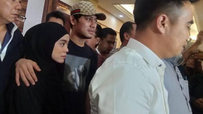 Fanatik Mengidolakan Artis dan Publik Figur? Hanya Ini yang Akan Kalian Dapatkan