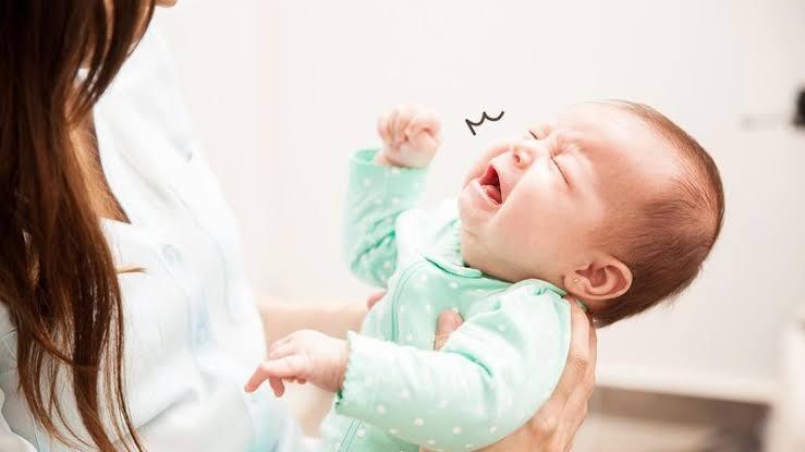 Sekilas Kebiasaan Cium Tangan Bayi, Benarkah Bikin Anak Jadi Tamak atau Hanya Mitos?