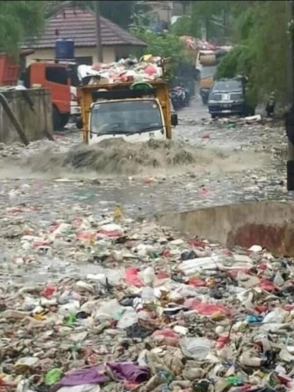 TPA Cipayung Depok Sempat Banjir, Sampah Hanyut Hingga ke Jalan

