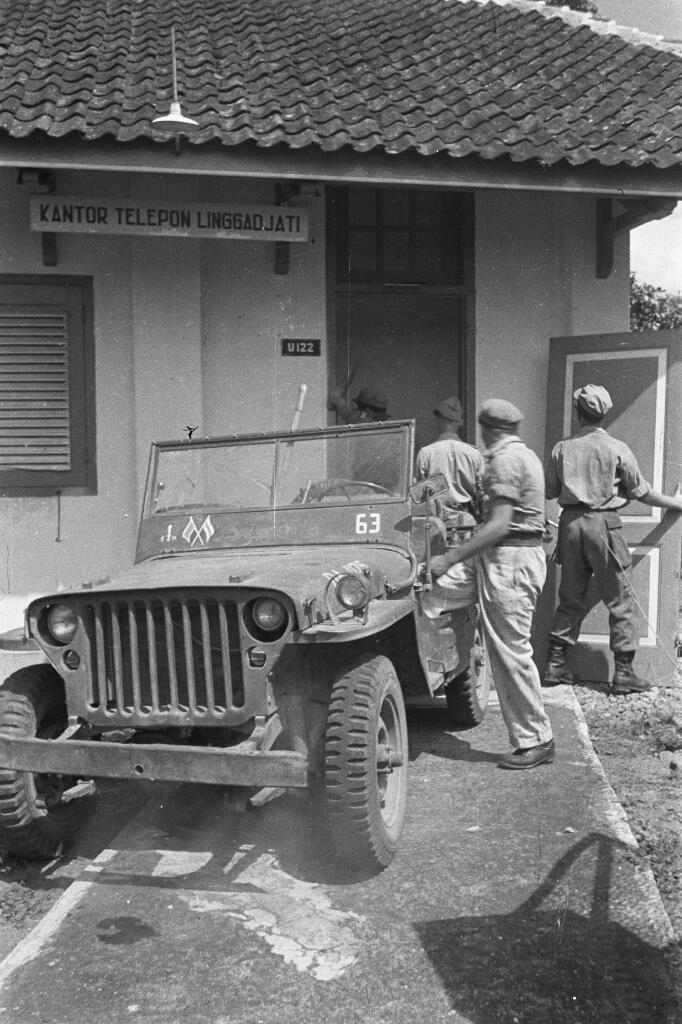 Tentara Belanda Di Gedung Kantor Telepon Linggadjati
