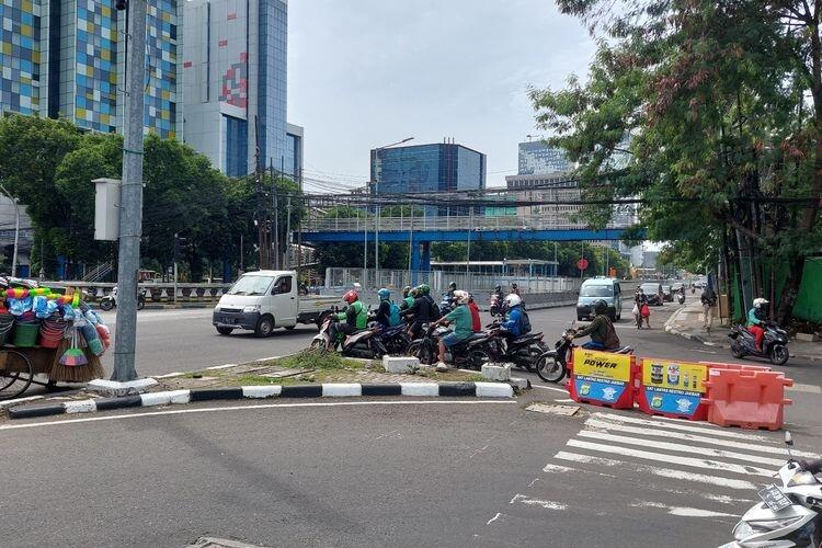 Santainya Pengendara Motor di Jakarta Melintas Tanpa Helm, Nyengir Ditegur Petugas

