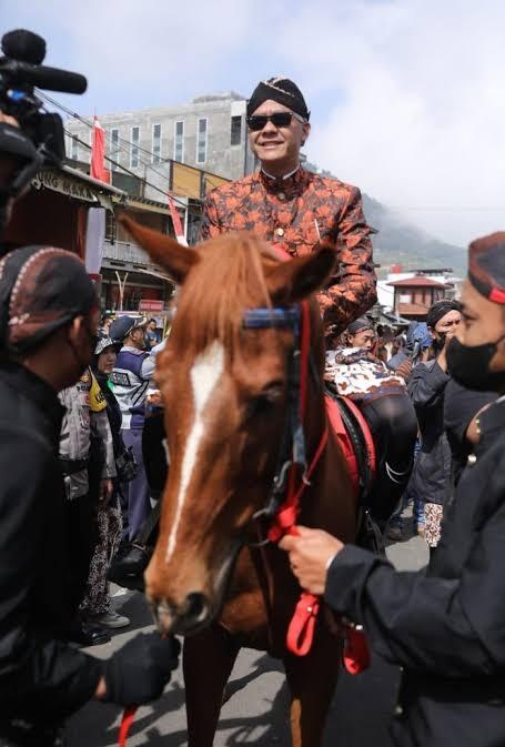 Dewan Pembina Sahabat Ganjar Pimpin Kirab Budaya di Dieng, Himpun Dukungan Warga