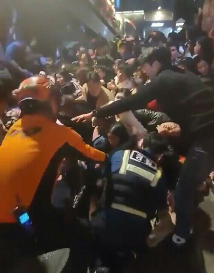 Oktober Kelam: Setelah Kanjuruhan Kini Itaewon Telan Ratusan Nyawa
