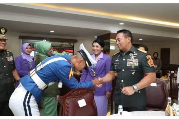 Wisuda Prabhatar TNI Putra Kasad Dudung Dapat Acungan Jempol