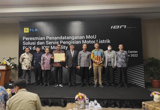 ION Mobility & PLN Kerjasama Bangun Stasiun Pengisian Daya Motor Listrik