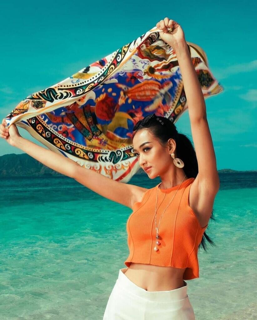 Intip Potret Miss Grand International 2022 di Pink Beach, Labuan Bajo