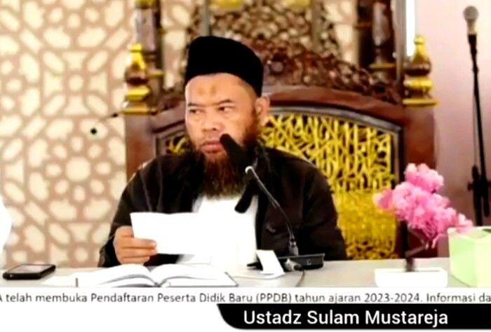 Ustadz Sulam: Sungkem pada Orang Tua Haram, Cukup Peluk