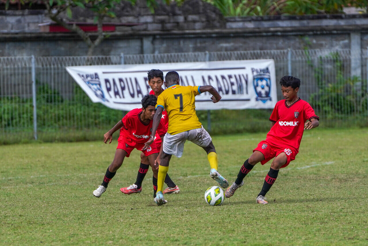 Kata Rully Nere, Anak Papua Football Academy Perlu Merasakan Kekalahan