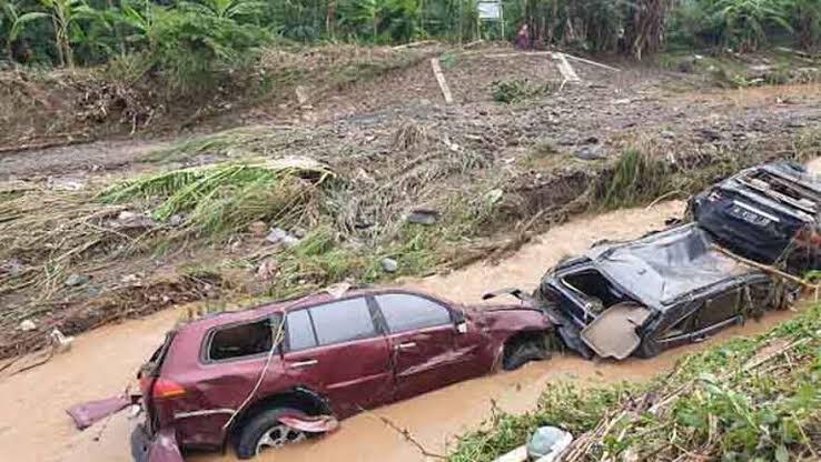 BREAKING NEWS: Banjir Terjadi di Mangkang Semarang, Tanggul Jebol