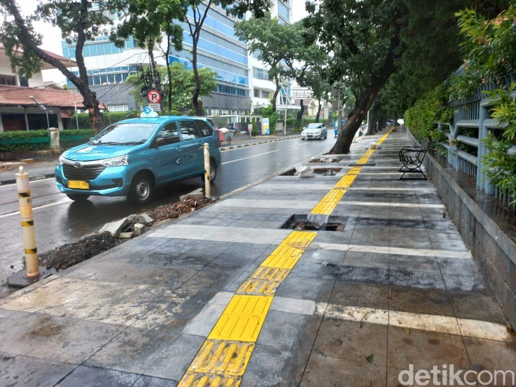 Lubang Trotoar Kebayoran Baru Jaksel Kini Ditutup Kayu

