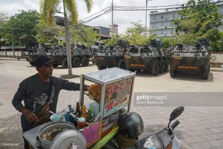 KTT G20 Bali: Bapak Penjual Bakso Jadi Viral Saat Berjualan di Depan Anoa Milik TNI