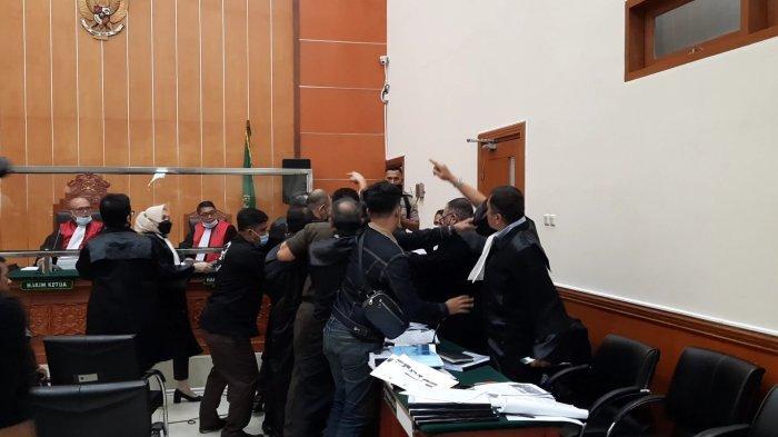 Dituding Bawa Ponsel di dalam Persidangan, Roy Suryo: Ini Punya Pengacara