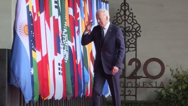 Momen Biden Semringah-Salam Hormat ke Jokowi saat Tiba di Lokasi G20
