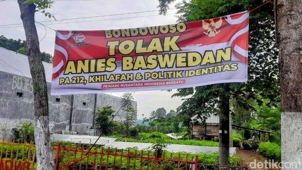 Spanduk 'Tolak Anies Baswedan Sampai Kiamat' Bertebaran di Bondowoso

