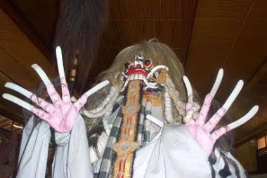 Sekilas Tentang Rangda, Ratu Leak Musuh dari Barong yang Memiliki Wujud Menyeramkan 