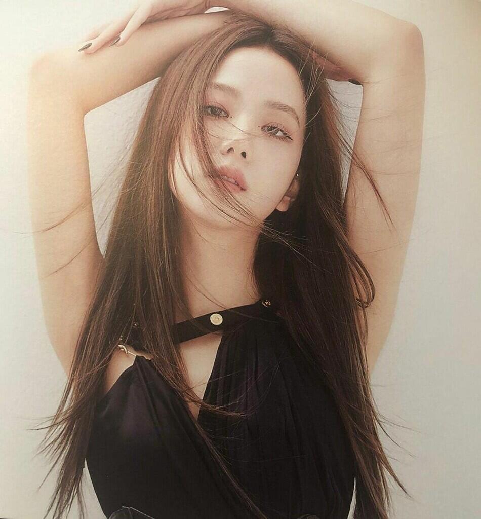 Bikin Fans Khawatir! Jisoo Blackpink Punya Tumor di Leher?