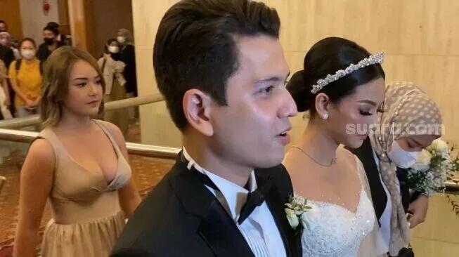 Belahan Dada Amanda Manopo Terlihat Saat Jadi Bridesmaid Glenca Chysara, Fans Kecewa: