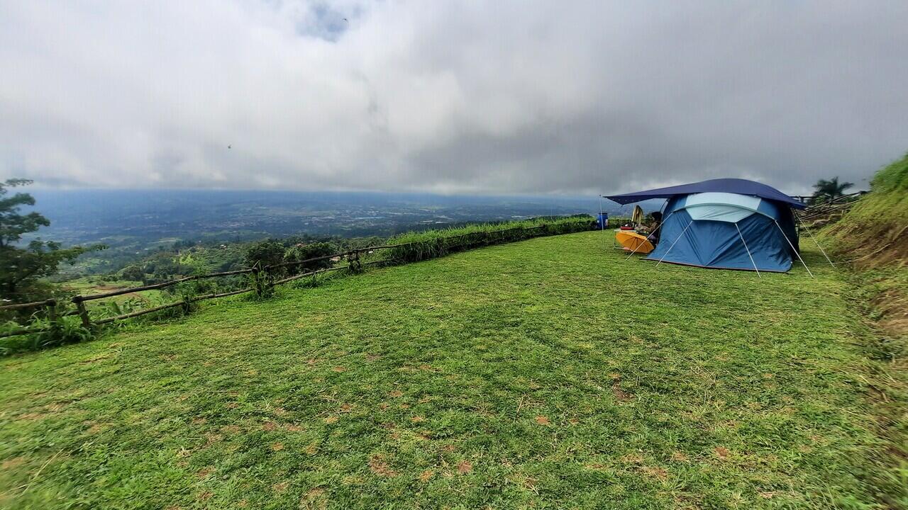 KEMPING SEPERTI DIATAS AWAN