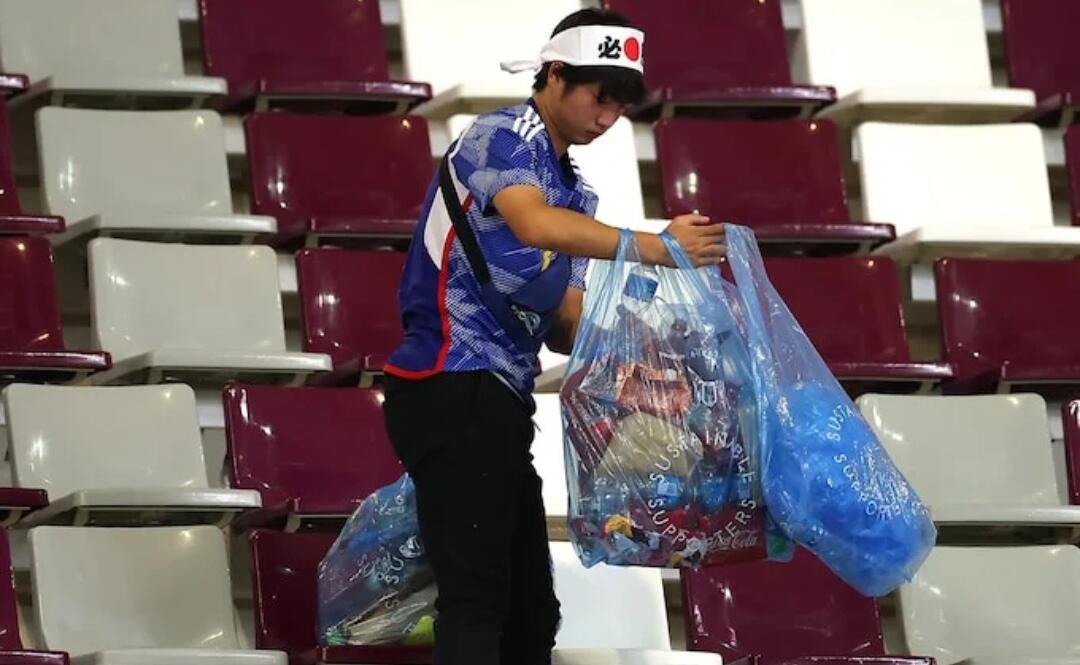 Patut Diapresiasi! Fans Jepang Bersih-Bersih Stadion Pasca Kemenangan Atas Jerman